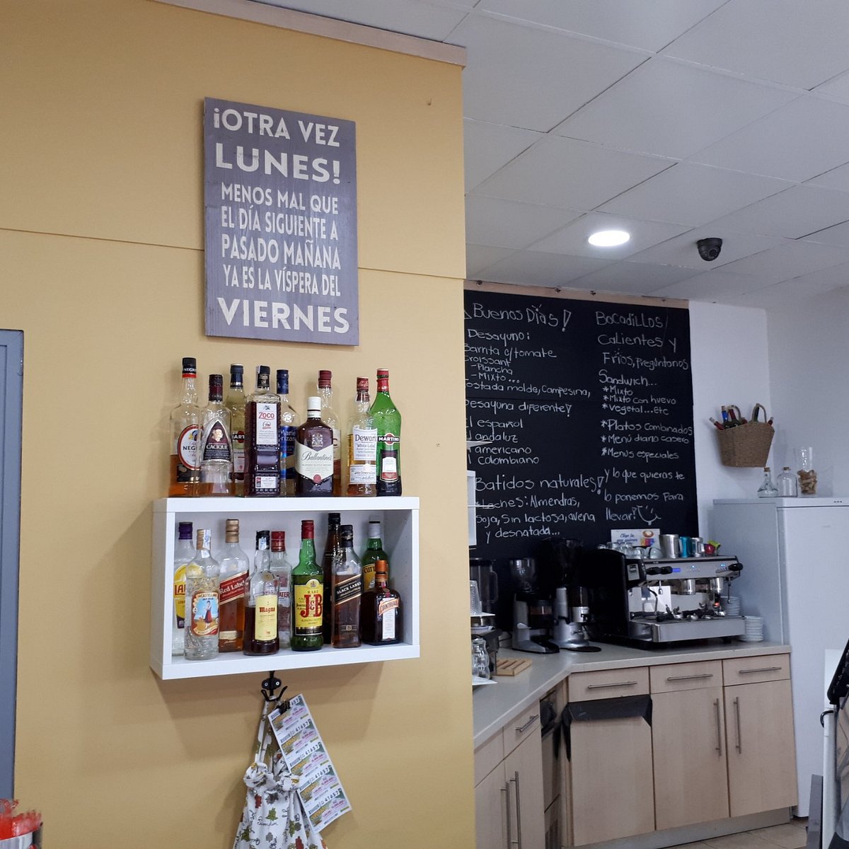 Barra de La Bernarda con la pizarra de desayunos