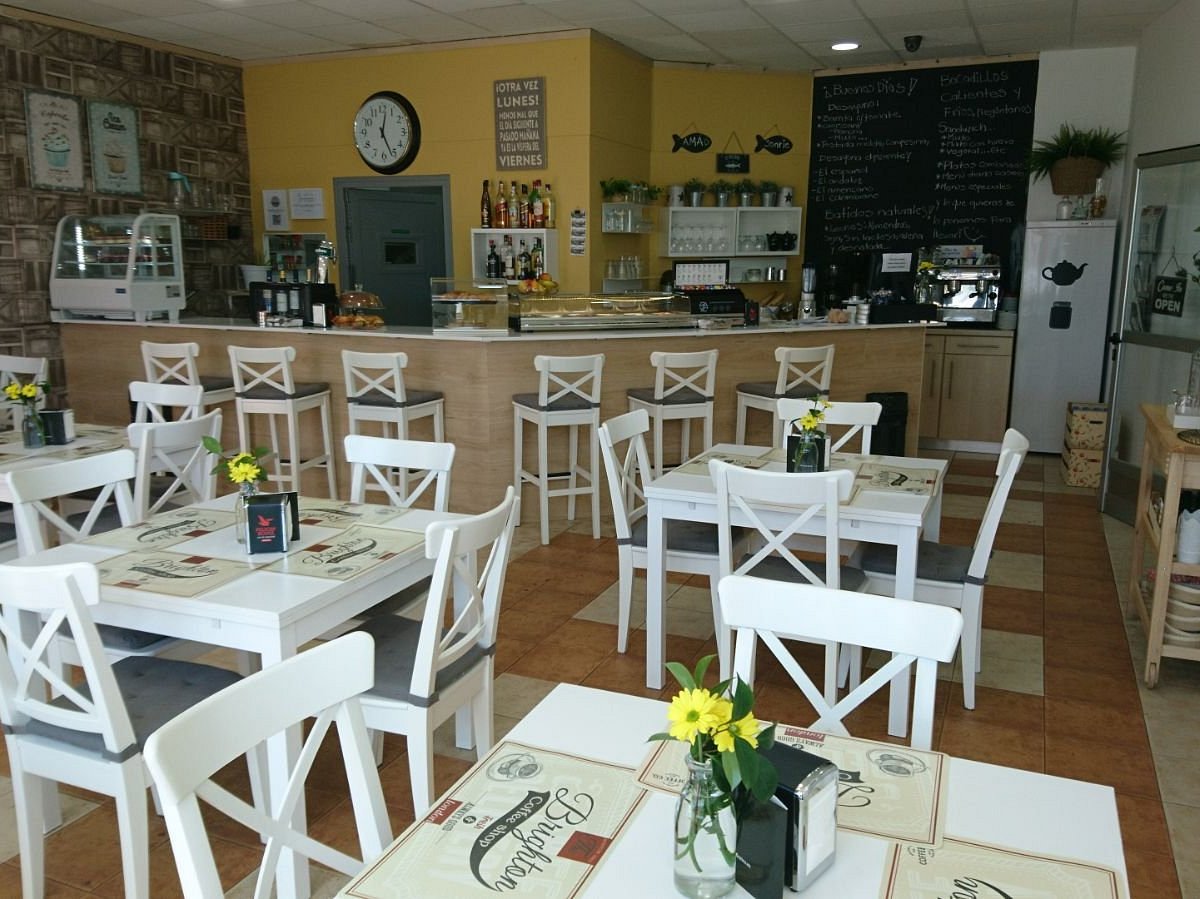 Comedor de La Bernarda con mesas y barra