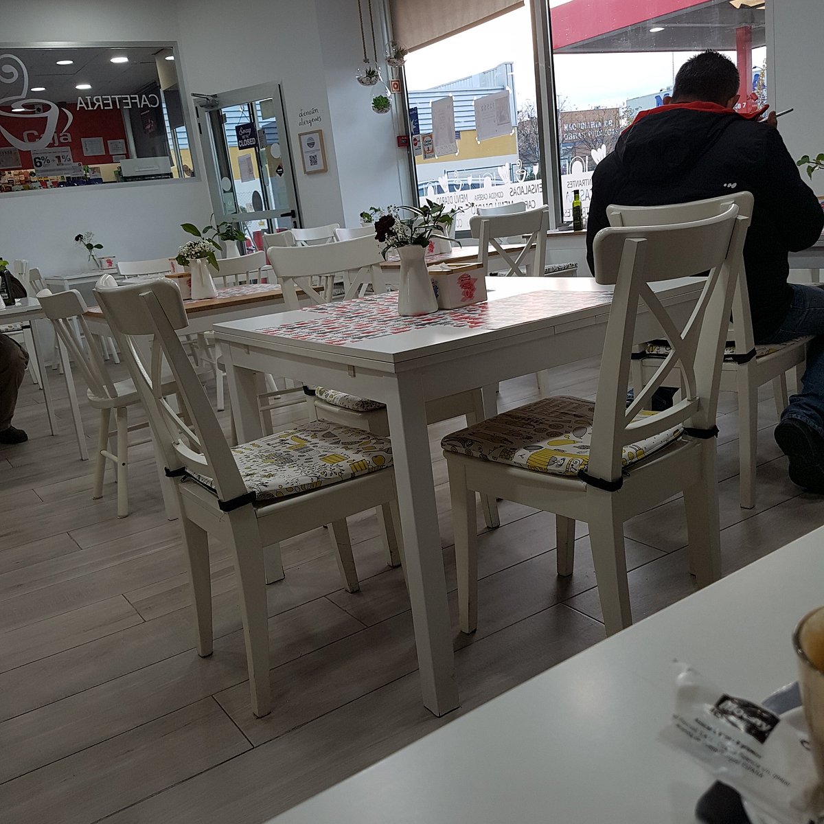 Comedor de La Bernarda junto a la cristalera
