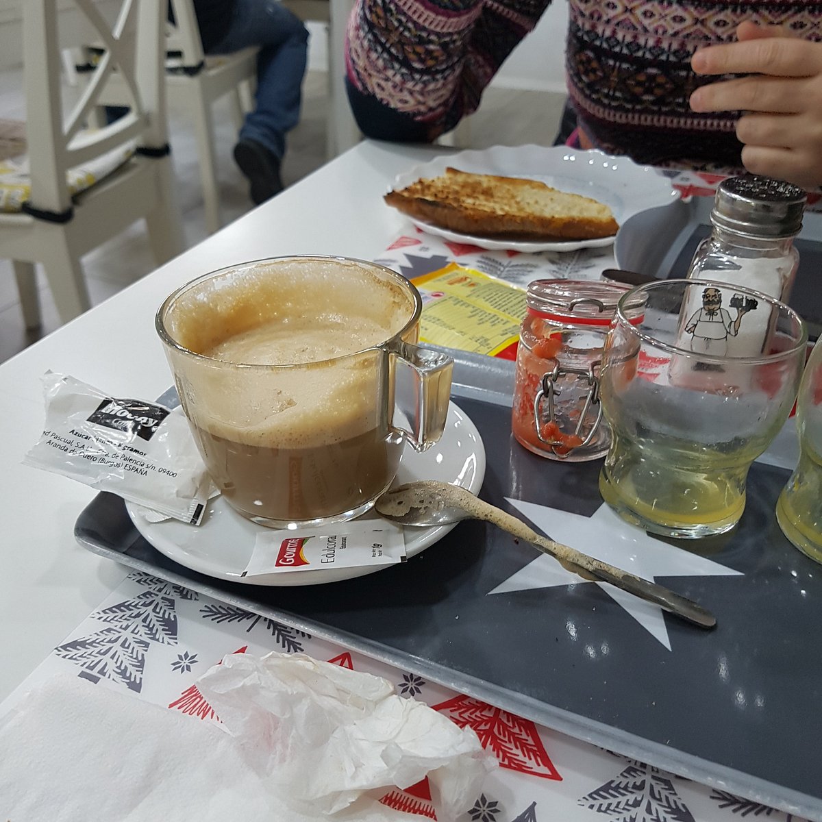 Café con leche y tostada, desayuno servido en mesa