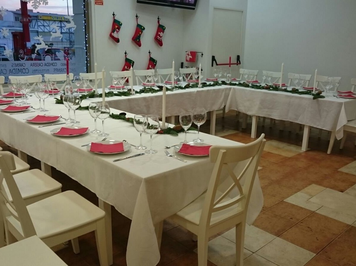 Mesa larga montada para una celebración privada en La Bernarda, de día