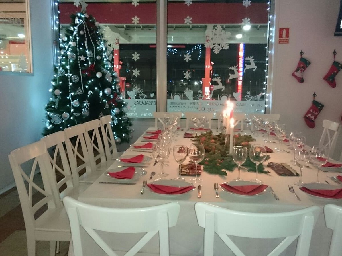 Mesa montada para una cena de celebración en La Bernarda, de noche