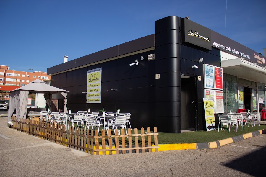 Fachada de La Bernarda con su terraza